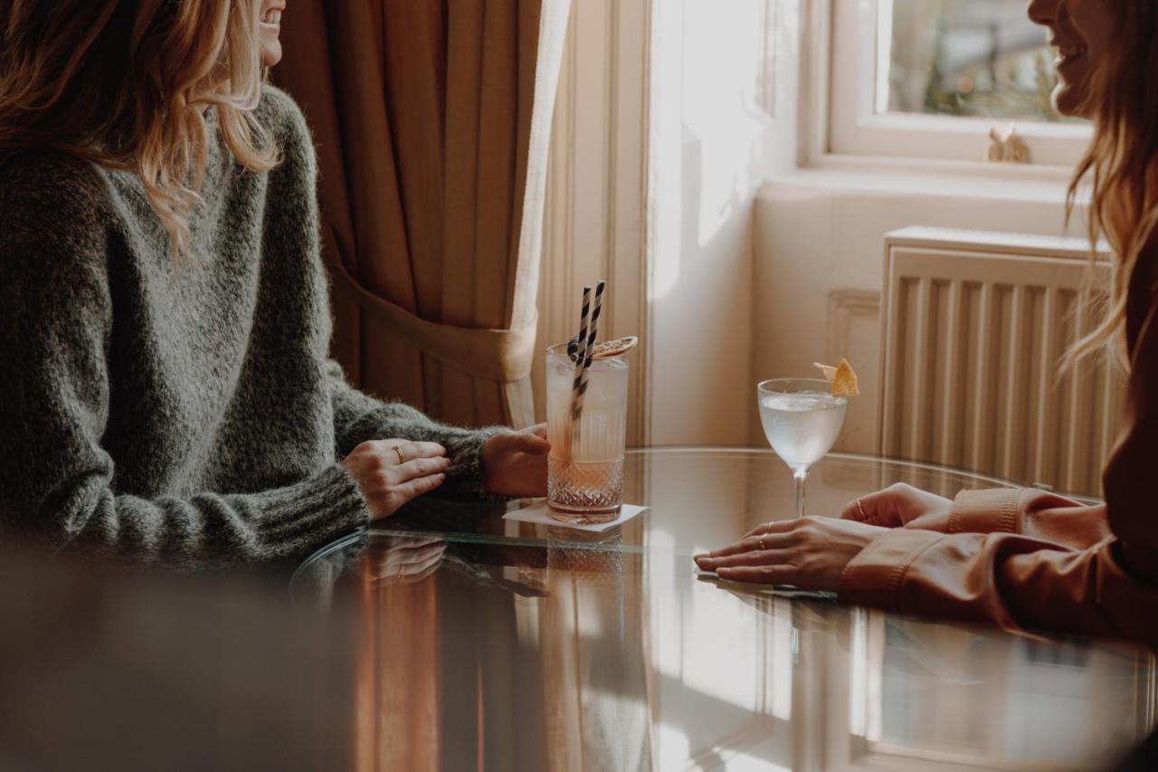 No 15 By Guesthouse, Bath Extérieur photo A couple holding hands