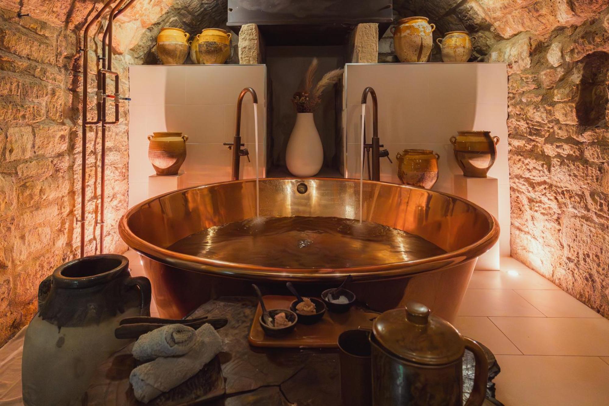 No 15 By Guesthouse, Bath Extérieur photo The copper bath